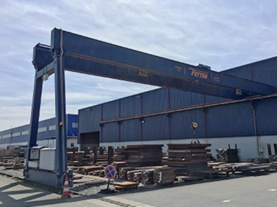 Halbportalkran für flexible Fahrwege und Hallenlayouts