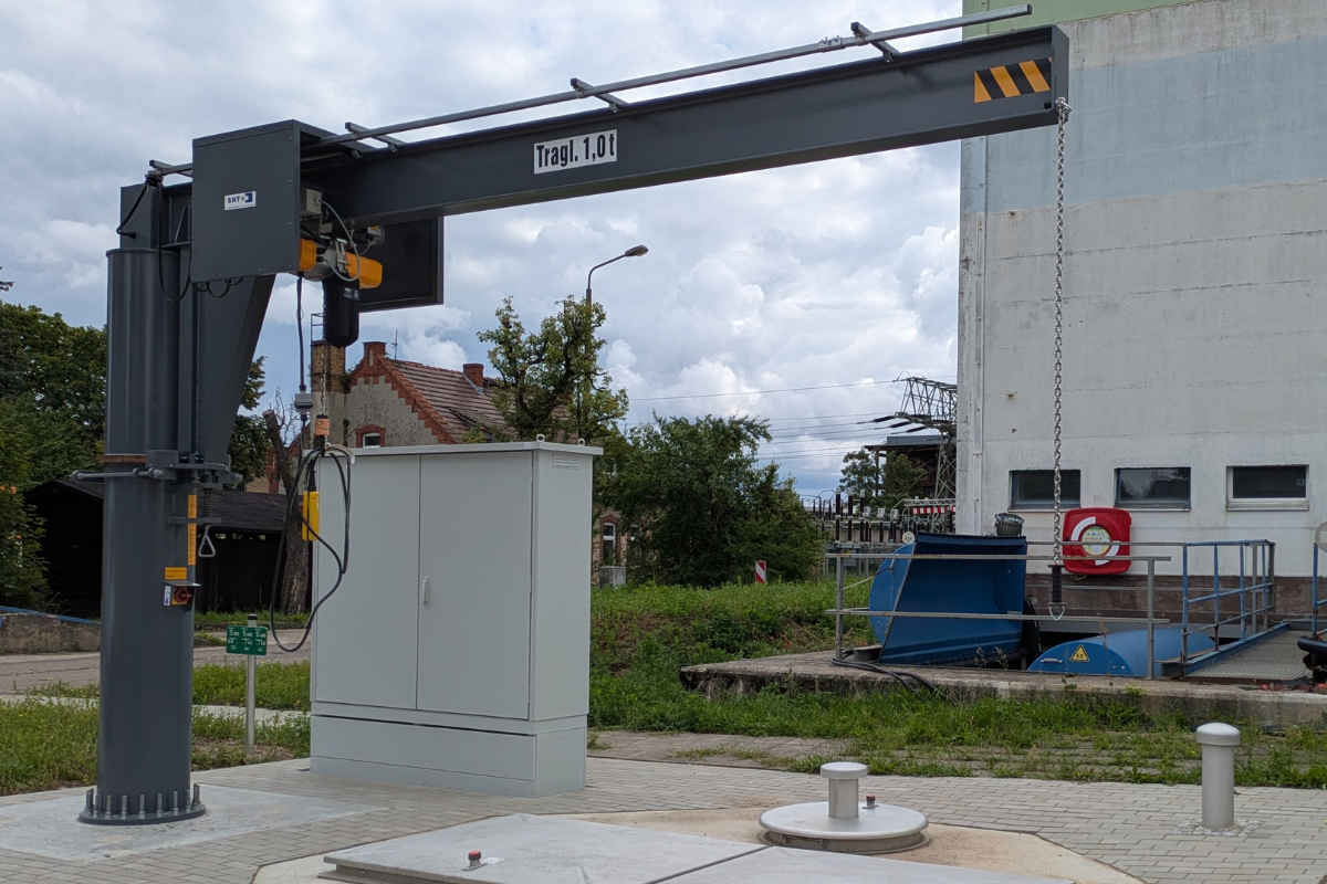 Schwenkkran für punktgenaues Heben und schnelle Handhabung