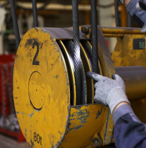 Servicetechniker reduziert Ausfallzeiten durch schnelle Fehlerdiagnose an der Krananlage