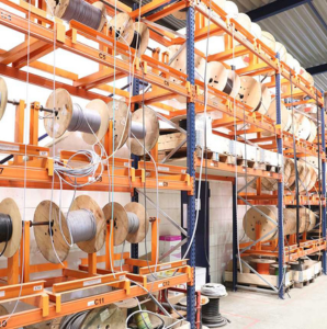 Ersatzteillager für schnelle Störungsbehebung im Kranservice